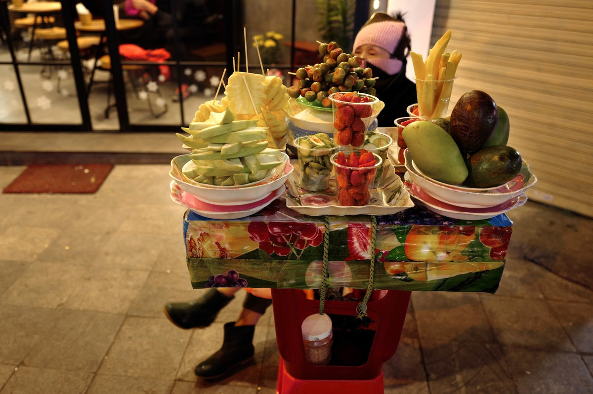 Những khay hoa quả gọt sẵn được bày bán đơn giản với chỉ vài chiếc ghế nhựa và bàn gỗ gần hồ Hoàn Kiếm.
