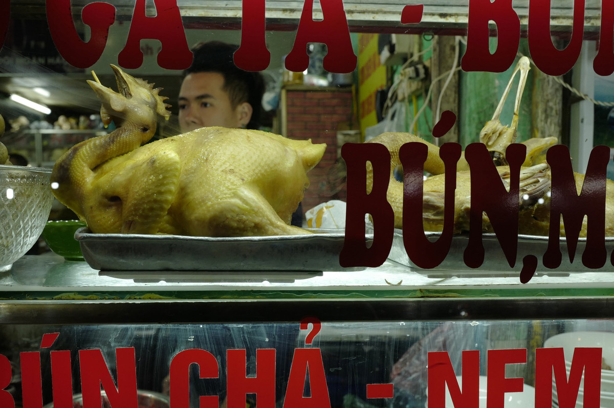 Những quán ăn bán những món đặc trưng của ẩm thực Hà Nội như phở, bún chả, phở cuốn… mở cửa đến tối muộn hoặc sáng hôm sau, rất dễ để du khách tìm thấy khi đi sâu vào các con phố nhỏ cạnh hồ Hoàn Kiếm.