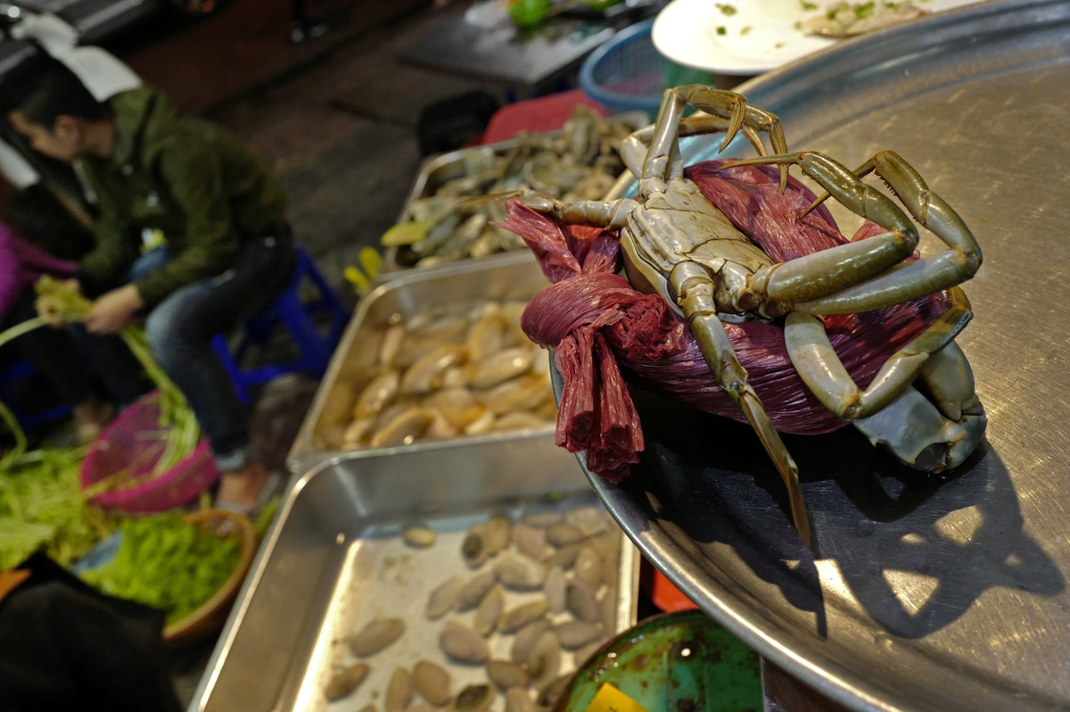 Thậm chí, bạn cũng có thể dễ dàng mua các loại hải sản tươi sống và rau củ khi đi dạo phố đêm ở Hà Nội.