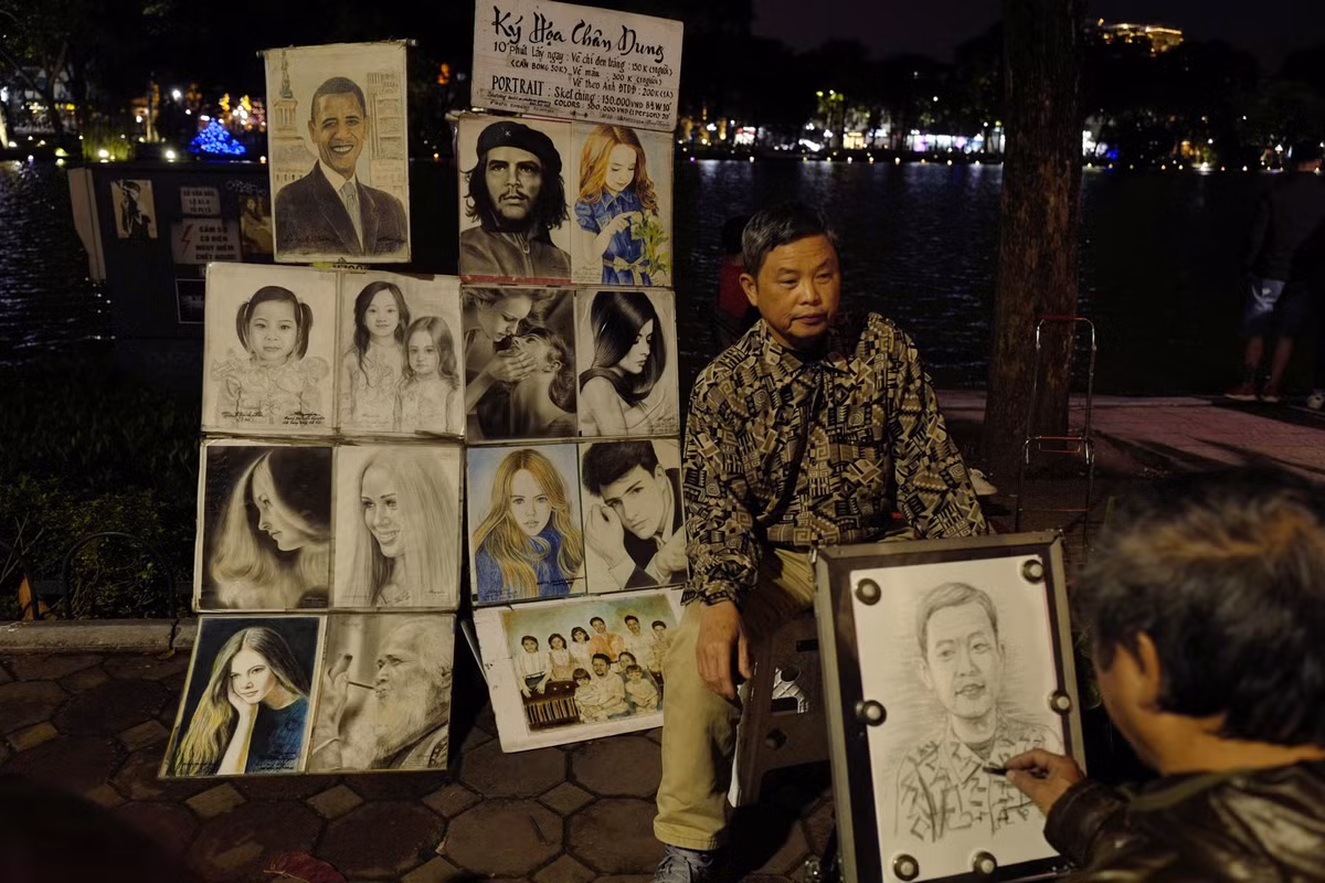 Dịch vụ ký họa chân dung bên bờ hồ Hoàn Kiếm thu hút du khách. Người họa sĩ chỉ cần 10 phút để đưa cho bạn một bức tranh chân dung vẽ chì hoặc vẽ màu trực tiếp hoặc vẽ theo ảnh. Mức giá cho dịch vụ này giao động từ 150 - 300 nghìn đồng/bức.