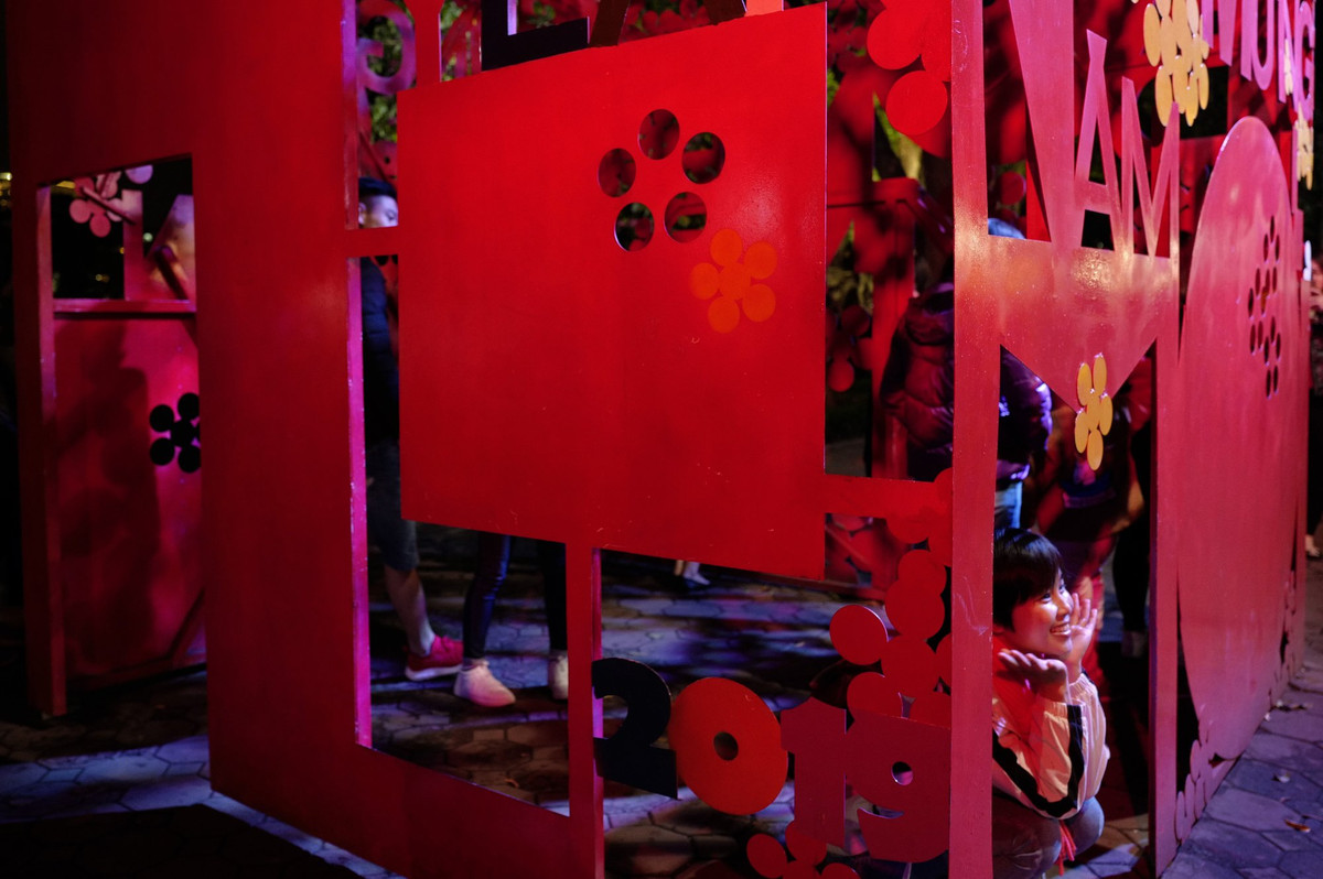 Tổng cục Du lịch Việt Nam ngày 23/2 thông báo, phóng viên quốc tế đến Hà Nội tác nghiệp sự kiện hội nghị thượng đỉnh Mỹ - Triều lần 2 sẽ được tham gia các tour ngắn ngày tham quan các điểm du lịch nổi tiếng lân cận Hà Nội như Hạ Long, Ninh Bình hay khám phá ngay trong lòng Hà Nội. Trong ảnh: Một cô gái tạo dáng chụp ảnh bên cạnh một tấm bảng trang trí chào mừng năm mới ở hồ Gươm.