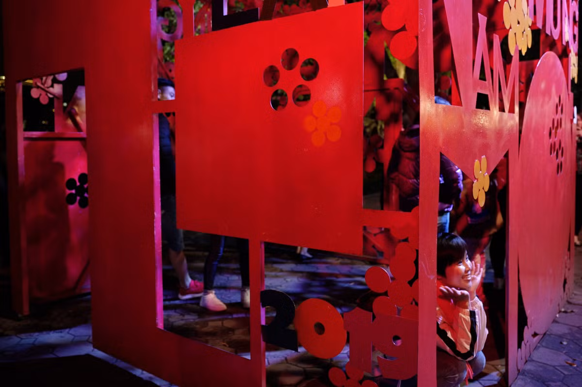 Tổng cục Du lịch Việt Nam ngày 23/2 thông báo, phóng viên quốc tế đến Hà Nội tác nghiệp sự kiện hội nghị thượng đỉnh Mỹ - Triều lần 2 sẽ được tham gia các tour ngắn ngày tham quan các điểm du lịch nổi tiếng lân cận Hà Nội như Hạ Long, Ninh Bình hay khám phá ngay trong lòng Hà Nội. Trong ảnh: Một cô gái tạo dáng chụp ảnh bên cạnh một tấm bảng trang trí chào mừng năm mới ở hồ Gươm.