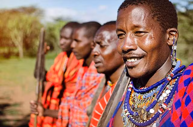 iệt, trong khi hầu hết phụ nữ đều để tóc dài thì ở đây họ lại cạo trọc đầu. Việc xỏ khuyên tai ở đây cũng không dành riêng cho phụ nữ, đàn ông cũng thích được đeo các loại phụ kiện trên tai, hầu hết là vì mục đích làm đẹp.