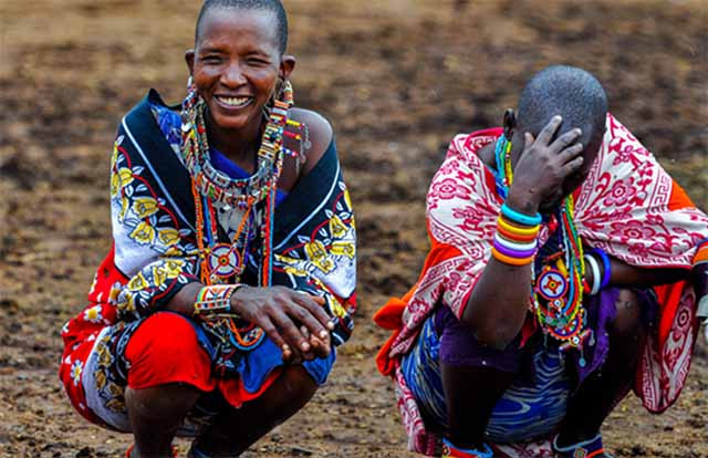 Bên cạnh đó, ngoại hình người Maasai cũng rất đặc biệt, trong khi hầu hết phụ nữ đều để tóc dài thì ở đây họ lại cạo trọc đầu.