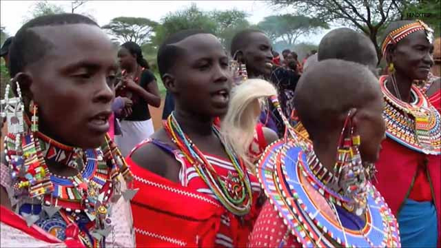 Họ thích có một lỗ tai rộng để có thể đeo và nhét nhiều thứ vào đó, sau đó họ sẽ đem khoe lỗ tai của mình với mọi người.