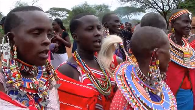 Họ thích có một lỗ tai rộng để có thể đeo và nhét nhiều thứ vào đó, sau đó họ sẽ đem khoe lỗ tai của mình với mọi người.