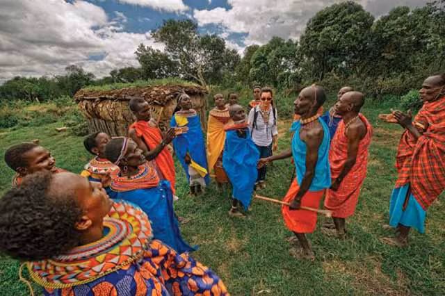 Người phụ nữ có trách nhiệm kiếm nước, củi, vắt sữa bò và nấu ăn cho gia đình. Trong khi đó, người đàn ông đảm nhiệm an ninh, con cái thì chăn gia súc. Vào mùa hạn hán, cả đàn ông và trẻ con đều đi chăn gia súc, mỗi buổi sáng, người lớn tuổi nhất sẽ ngồi trên ghế và phân chia lịch trình cho từng người cụ thể.