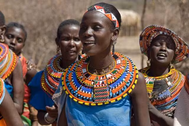 Người Maasai sống ở miền nam Kenya và phía bắc Tanzania, Đông Phi, chỉ có khoảng nửa triệu người sinh sống trong một vùng đất khô cằn vỏn vẹn 160.000km2. Bộ tộc này thường sống theo kiểu vòng tròn, hàng rào xung quanh nhà được làm gai cây keo để ngăn sư tử tấn công gia súc. Trách nhiệm của đàn ông là xây hàng rào còn phụ nữ là xây nhà.