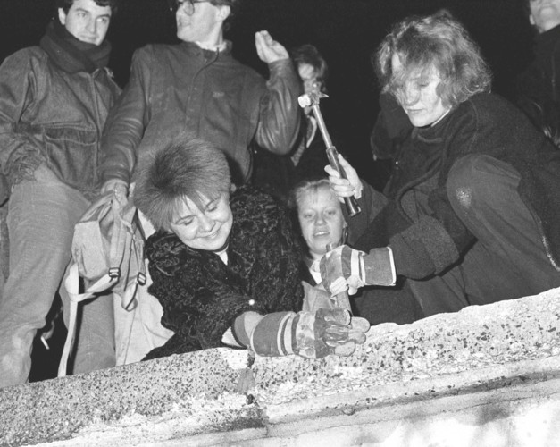 Những người Berlin cầm búa và đục bắt đầu phá bỏ bức tường.