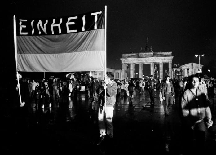 Lá cờ với từ "thống nhất" được vẫy cao khi những người Đức này vượt qua biên giới mới được mở ngày 22/12.