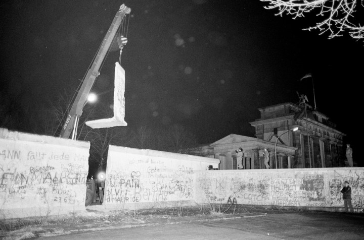 Đông Đức dỡ bỏ một phần khác của Bức tường Berlin gần cổng Brandenburg ngày 22/12.