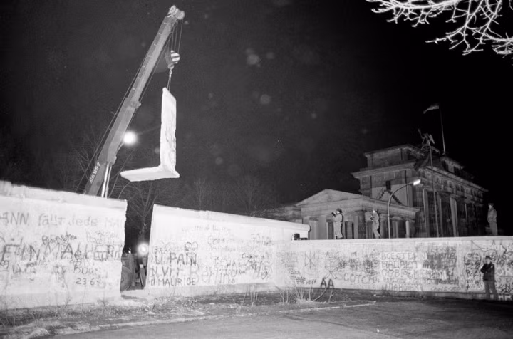 Đông Đức dỡ bỏ một phần khác của Bức tường Berlin gần cổng Brandenburg ngày 22/12.