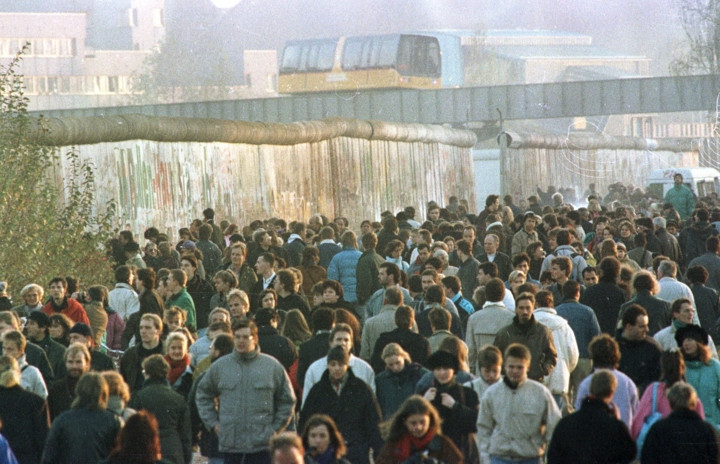 Hàng nghìn người đi bộ dọc Bức tường Berlin giữa Potsdamer Platz và cổng Brandenburg ngày 18/11.