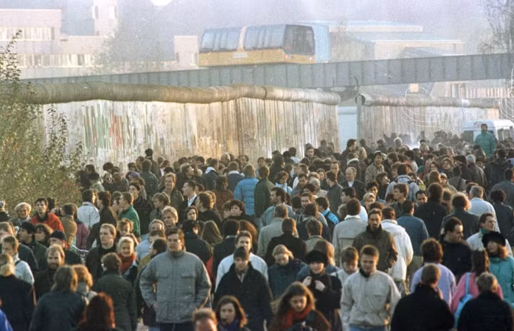 Hàng nghìn người đi bộ dọc Bức tường Berlin giữa Potsdamer Platz và cổng Brandenburg ngày 18/11.