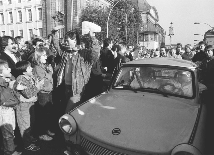 Nhiều nơi tổ chức ăn mừng với các công dân Tây Đức chào đón những người Đông Đức khi họ đi qua các trạm kiểm soát biên giới.