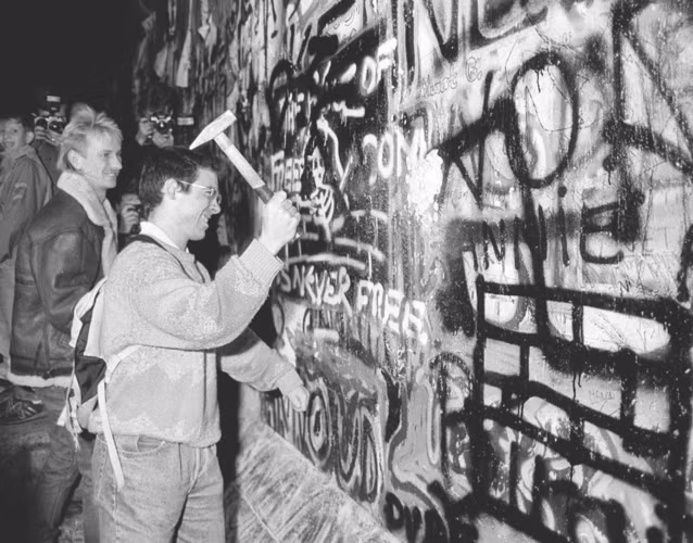 Khi chuông đồng hồ điểm nửa đêm, tất cả các trạm kiểm soát dọc Bức tường Berlin đều buộc phải mở ra.