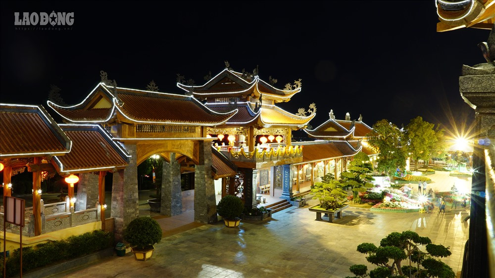 Chùa Ba Vàng lung linh khi về đêm, ngay cả hành lang cũng sáng điện phục vụ du khách tham quan chiêm ngưỡng cảnh thiền.