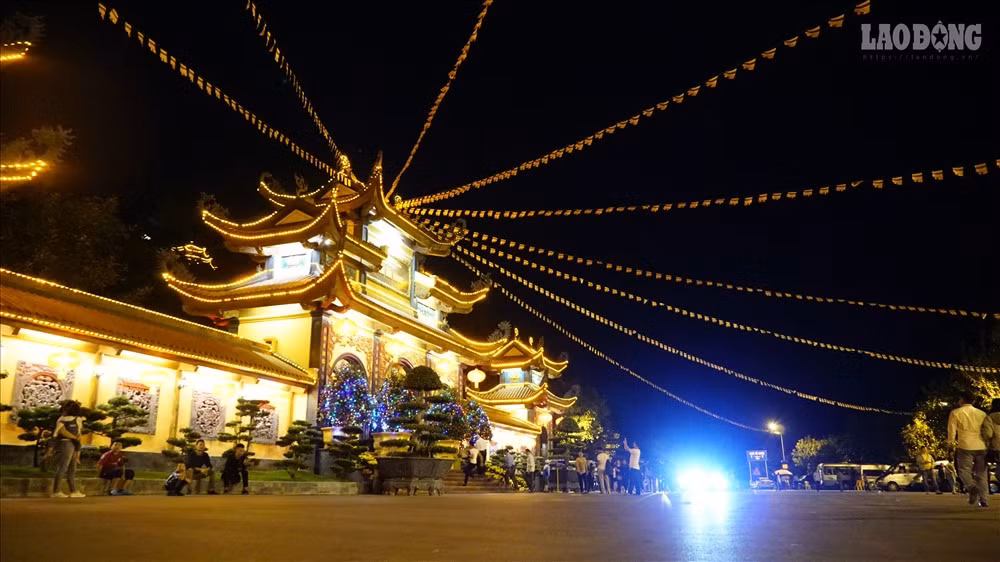 Cổng chính dẫn vào chùa Ba Vàng có ba lối, được thiết kế giống với đa số kiến trúc chùa chiền, miếu mạo.