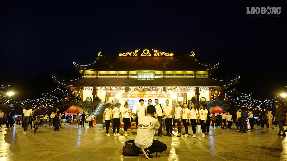 Chùa Ba Vàng không chỉ là điểm đến tâm linh của nhiều du khách và phật tử, mà còn là điểm check - in của giới trẻ khi về đêm. Một số đoàn còn cùng nhau mặc đồng phục để chụp ảnh lưu niệm.