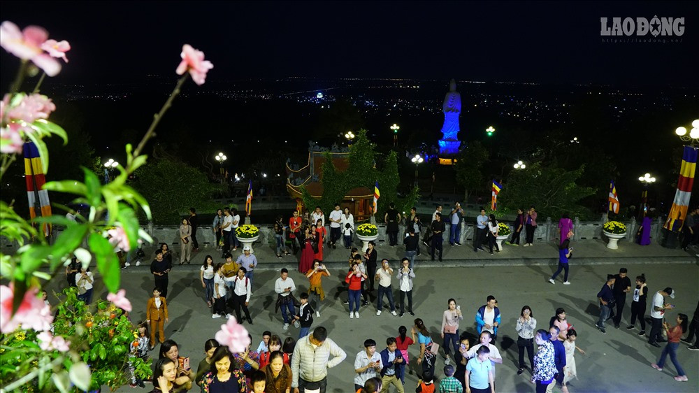 Rất nhiều du khách đến lễ phật, dừng chân tham quan, chụp ảnh không gian phía trước ngôi chùa.