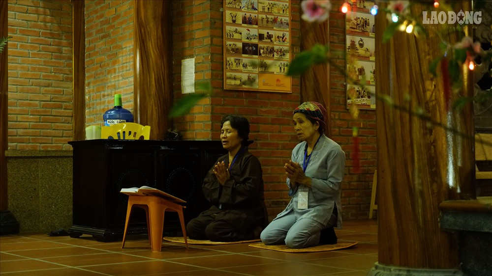 Đều đặn mỗi ngày, phật tử tại chùa trì niệm sám hối, tụng kinh niệm phật theo đúng thời gian biểu đã đề ra.