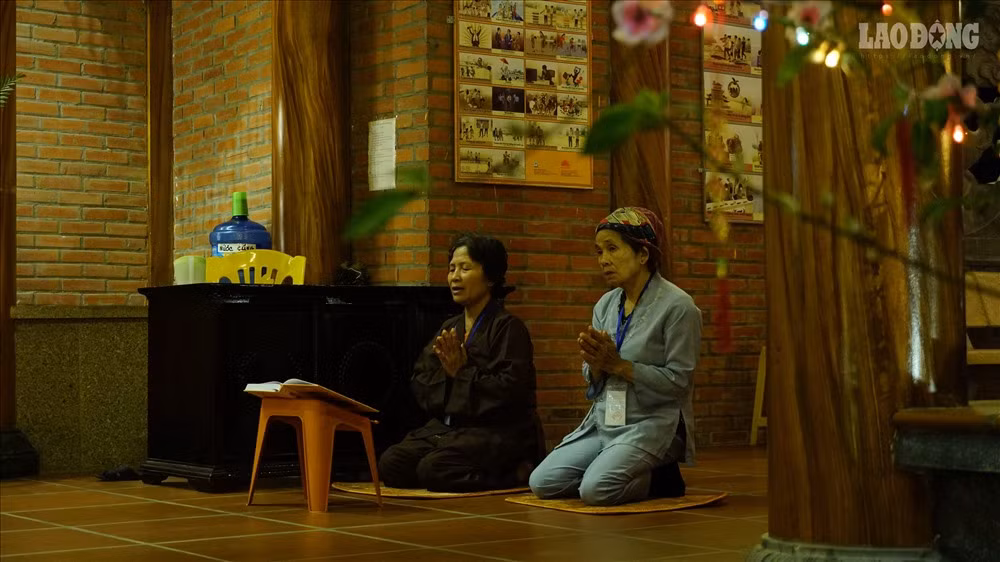 Đều đặn mỗi ngày, phật tử tại chùa trì niệm sám hối, tụng kinh niệm phật theo đúng thời gian biểu đã đề ra.