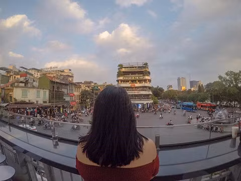 Đài CNBC (Mỹ) lựa chọn hậu cảnh là tòa nhà "Hàm cá mập" trên Quảng Trường Đông Kinh Nghĩa Thục. Nơi đây là địa điểm quen thuộc với người dân Hà Nội, xuất hiện nhiều trong ảnh check-in của giới trẻ. Hầu hết bản tin phát trực tiếp trong những ngày diễn ra hội nghị thượng đỉnh Mỹ - Triều, CNBC đều chọn vị trí cố định với background là tòa nhà biểu tượng này của thủ đô. Ảnh: CNBC, Noiinae_27.