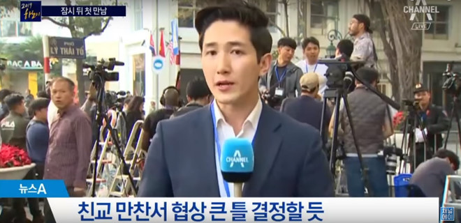 Trong hình là phóng viên Baek Seung-woo (đài Channel A, Hàn Quốc), người gây sốt cộng đồng mạng Việt những ngày qua, đang tác nghiệp trên tuyến phố Lý Thái Tổ, con phố trung tâm, nổi tiếng tại Hà Nội. Quang cảnh đường Hà Nội trong những ngày diễn ra hội nghị thượng đỉnh Mỹ - Triều liên tục xuất hiện trên các kênh truyền thông quốc tế. Đây là cơ hội lớn để du khách nước ngoài biết đến và tìm hiểu nhiều hơn về Việt Nam và Hà Nội. Ảnh: Chanel A, Thieuvananh.