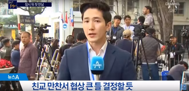 Trong hình là phóng viên Baek Seung-woo (đài Channel A, Hàn Quốc), người gây sốt cộng đồng mạng Việt những ngày qua, đang tác nghiệp trên tuyến phố Lý Thái Tổ, con phố trung tâm, nổi tiếng tại Hà Nội. Quang cảnh đường Hà Nội trong những ngày diễn ra hội nghị thượng đỉnh Mỹ - Triều liên tục xuất hiện trên các kênh truyền thông quốc tế. Đây là cơ hội lớn để du khách nước ngoài biết đến và tìm hiểu nhiều hơn về Việt Nam và Hà Nội. Ảnh: Chanel A, Thieuvananh.