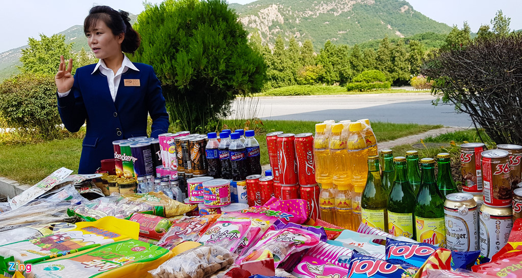 Một quầy bán hàng nhỏ phục vụ khách du lịch khi dừng nghỉ chân trên đường với nhiều sản phẩm trong và ngoài nước, có cả bánh snack tẩm mực của Việt Nam.