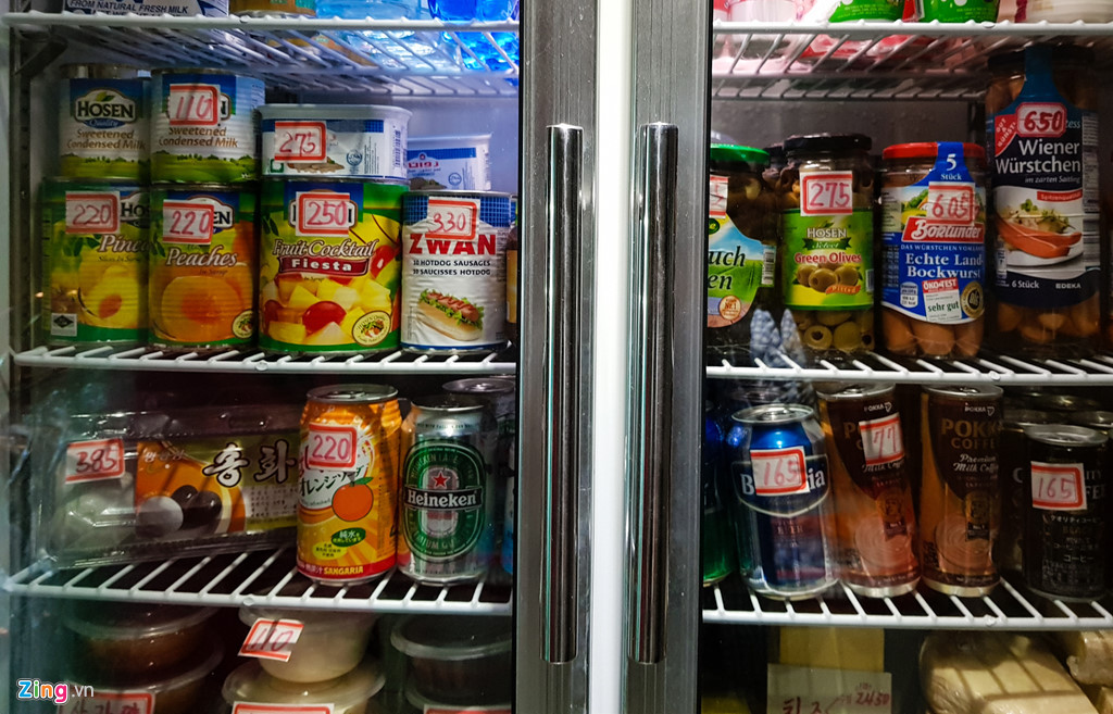 Nhiều mặt hàng giải khát ngoại nhập được bày bán.