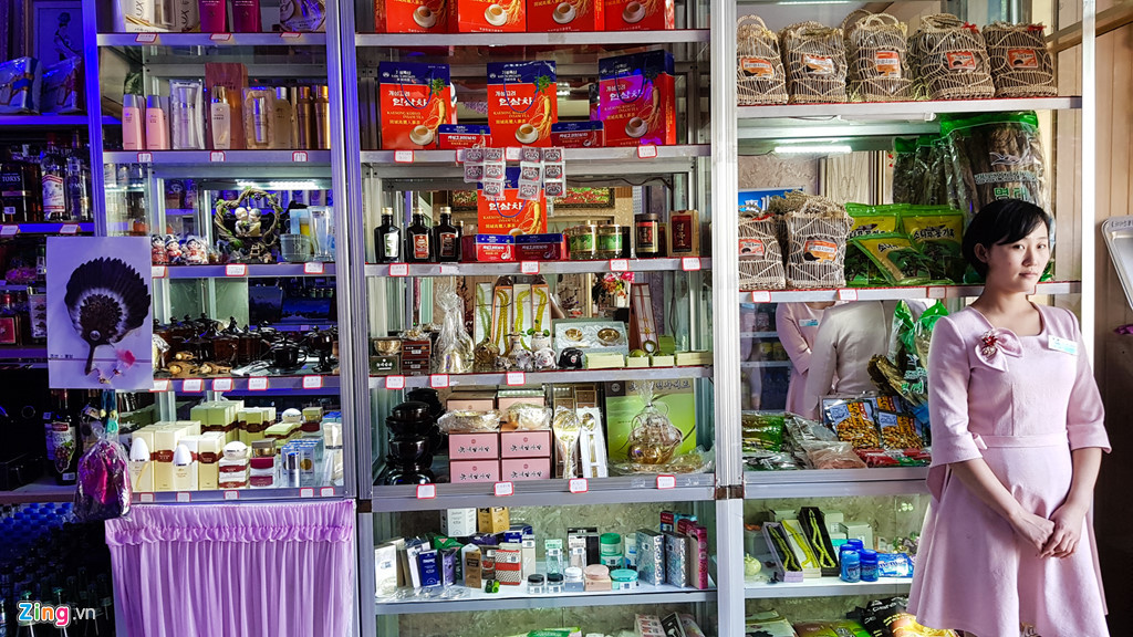 Bên cạnh các sản phẩm ngoại nhập, Triều Tiên cũng có rất nhiều sản phẩm tự sản xuất như rau, củ quả, nhân sâm, rượu...