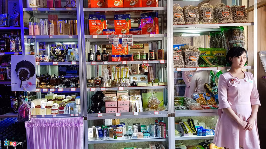 Bên cạnh các sản phẩm ngoại nhập, Triều Tiên cũng có rất nhiều sản phẩm tự sản xuất như rau, củ quả, nhân sâm, rượu...