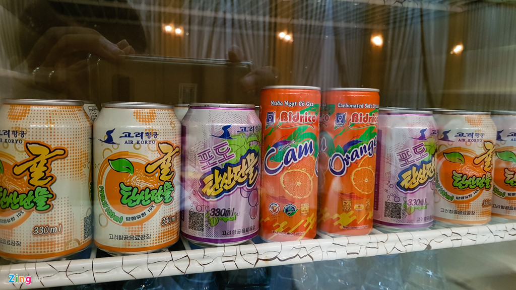 Bên cạnh những mặt hàng được sản xuất trong nước thì Triều Tiên còn có đầy đủ các loại ngoại nhập khác như nước Fanta, Sprite, bia Heineken, nước uống Nhật Bản, bia Sài Gòn, nước cam của Việt Nam...