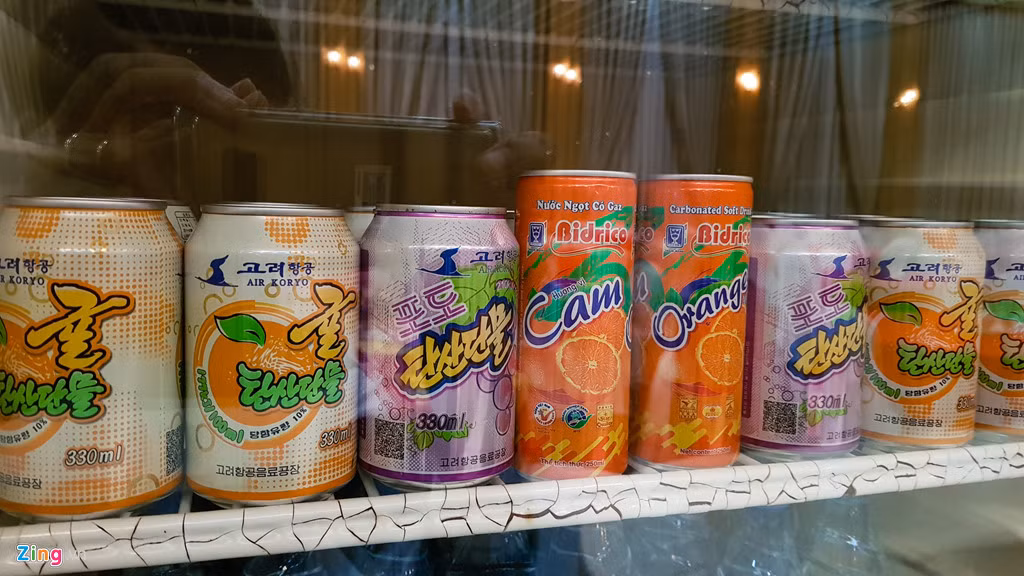 Bên cạnh những mặt hàng được sản xuất trong nước thì Triều Tiên còn có đầy đủ các loại ngoại nhập khác như nước Fanta, Sprite, bia Heineken, nước uống Nhật Bản, bia Sài Gòn, nước cam của Việt Nam...