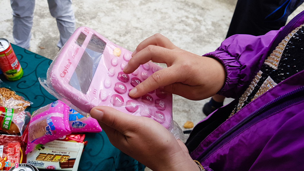 Người bán sử dụng máy tính để trao đổi với du khách vì khác biệt ngôn ngữ.