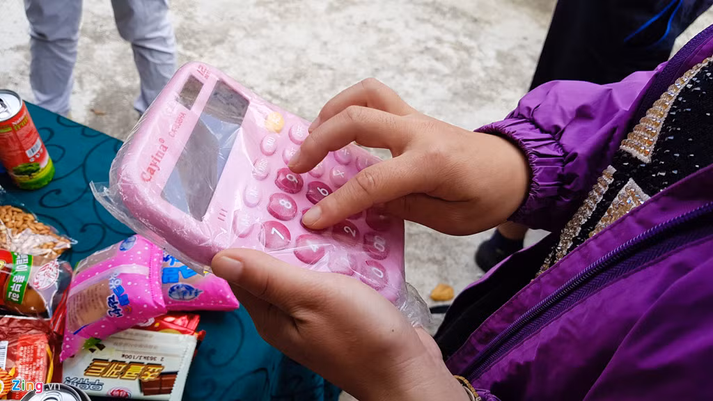 Người bán sử dụng máy tính để trao đổi với du khách vì khác biệt ngôn ngữ.