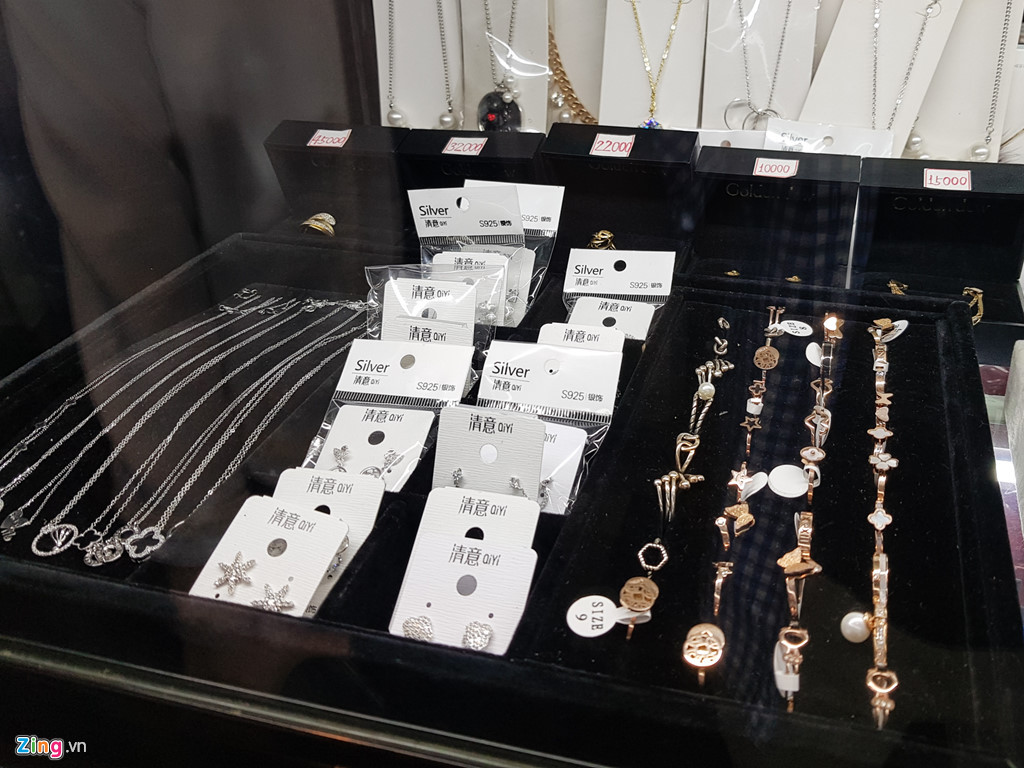 Những trang sức bằng bạc như nhẫn, bông tai, dây chuyền có giá dao động từ 10.000 đến 45.000 won (khoảng 250.000 đến 1,15 triệu đồng).