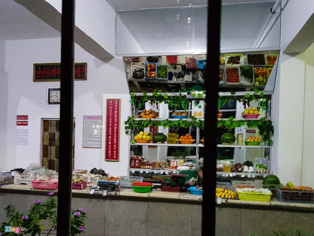 Những cửa hàng bán lương thực thực phẩm thường mở cửa từ sáng sớm đến tận chiều tối, để thuận lợi cho người dân mua hàng sau khi tan sở làm.