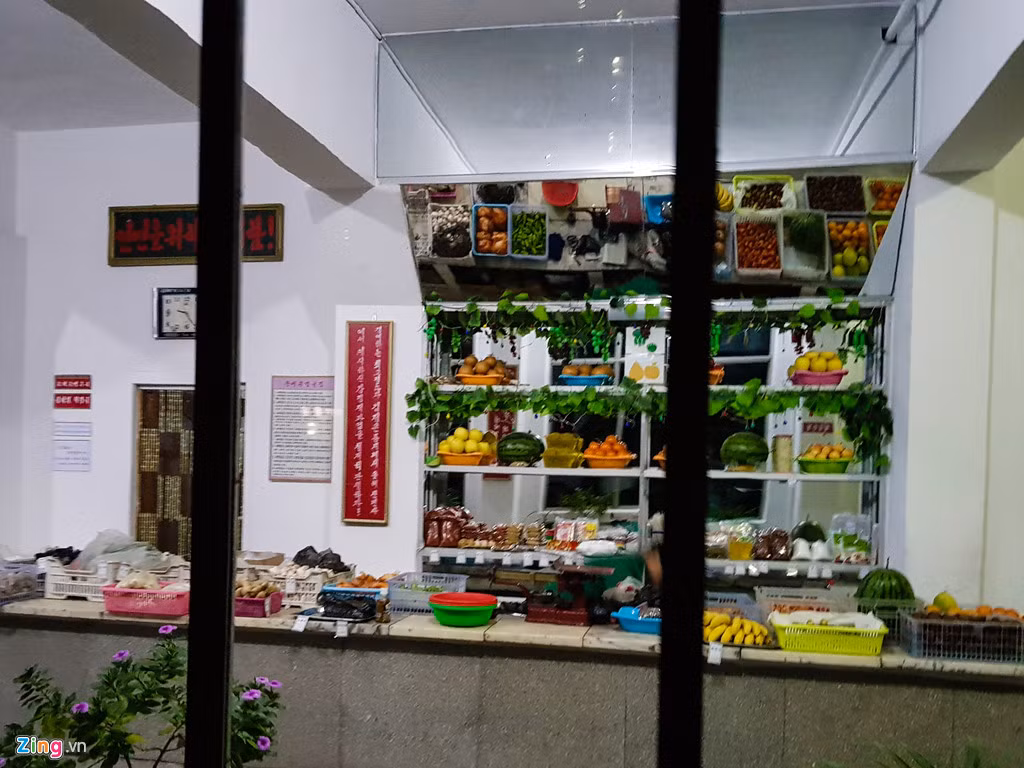 Những cửa hàng bán lương thực thực phẩm thường mở cửa từ sáng sớm đến tận chiều tối, để thuận lợi cho người dân mua hàng sau khi tan sở làm.