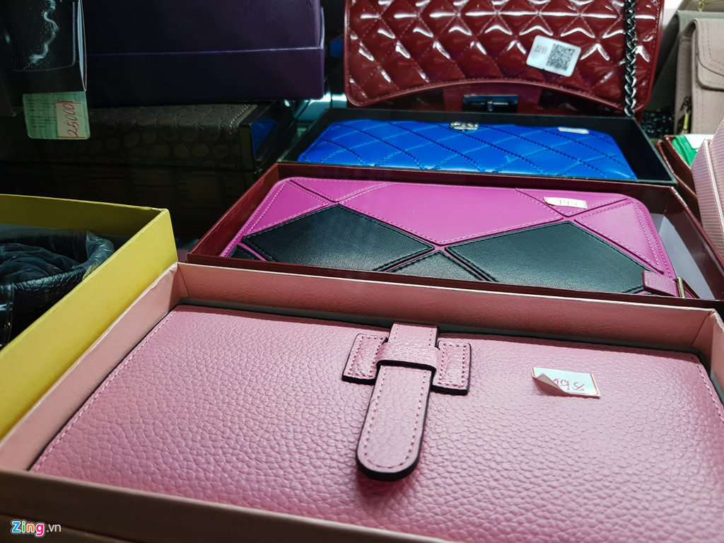 Rất nhiều mặt hàng có xuất xứ Trung Quốc. Một chiếc bóp như thế này có giá quy ra tiền Việt khoảng 125.000 đồng.