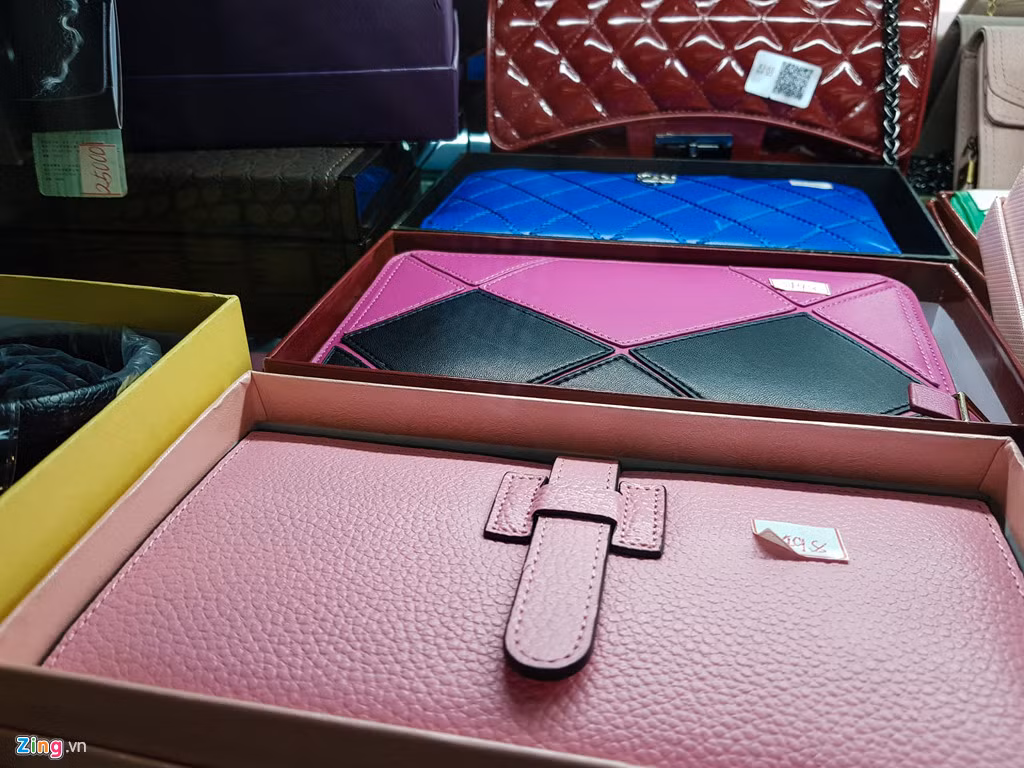 Rất nhiều mặt hàng có xuất xứ Trung Quốc. Một chiếc bóp như thế này có giá quy ra tiền Việt khoảng 125.000 đồng.