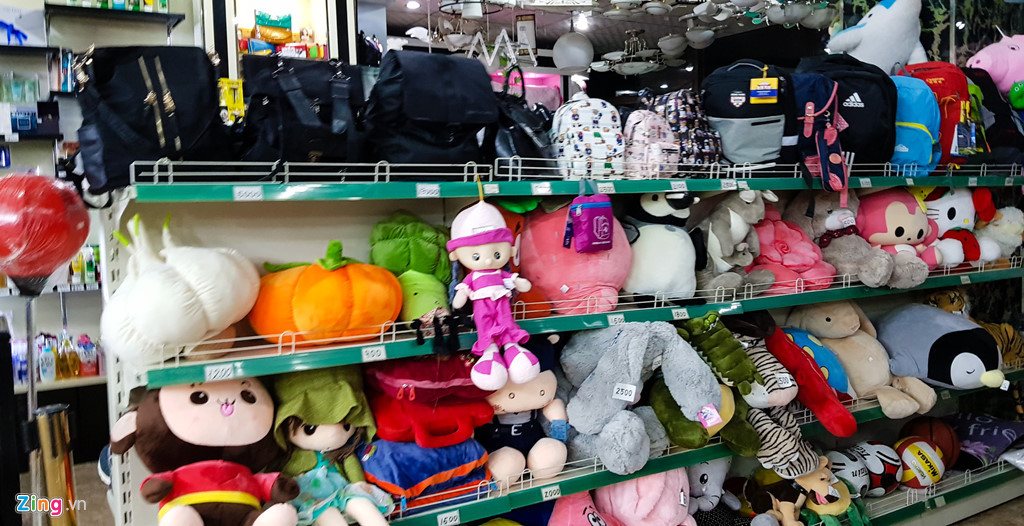 Quần áo được may và sản xuất trong nước, một số nhập khẩu từ Trung Quốc và nước ngoài. Những thương hiệu lớn của thế giới như Adidas, Nike (nhưng chưa rõ chất lượng sản phẩm) cũng xuất hiện.