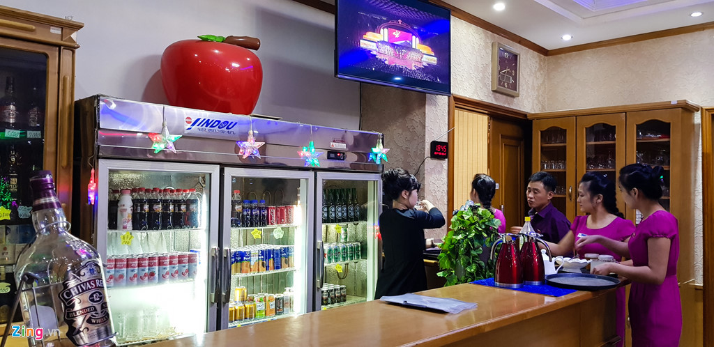 Tại các nhà hàng cũng có những tủ nhỏ bán nước giải khát các loại, nhưng giá thường đắt hơn khoảng 1 đến 2 USD.