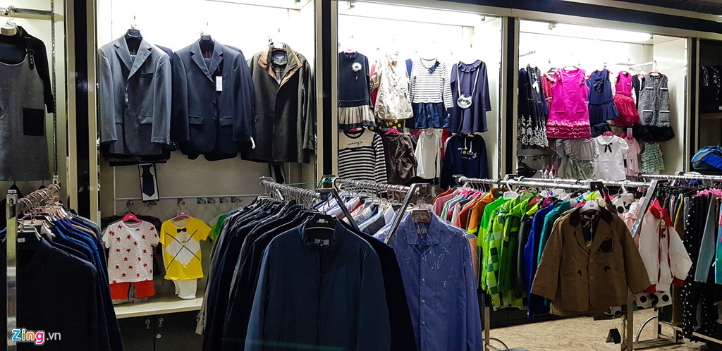 Một cửa hàng lớn bán quần áo ở thủ đô Bình Nhưỡng có diện thích khoảng 50 m2 với nhiều mặt hàng như quần áo nam nữ, giày dép, đồ trang sức, đồ chơi trẻ em...