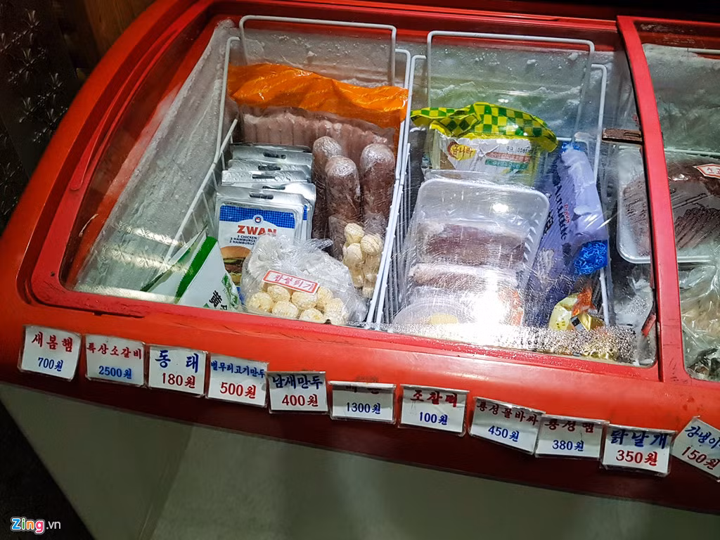 Cũng trong cùng một cửa hàng với diện tích 20 m2 này, các sản phẩm đông lạnh được bày bán với nhiều loại như thịt nguội hiệu Xuân Mới (700 won), sườn bò đặc biệt (2.500 won), cá đông lạnh Dongtae (180 won), bánh bao nhân thịt (500 won), bánh bao nhân rau (400 won) và nhiều sản phẩm khác.