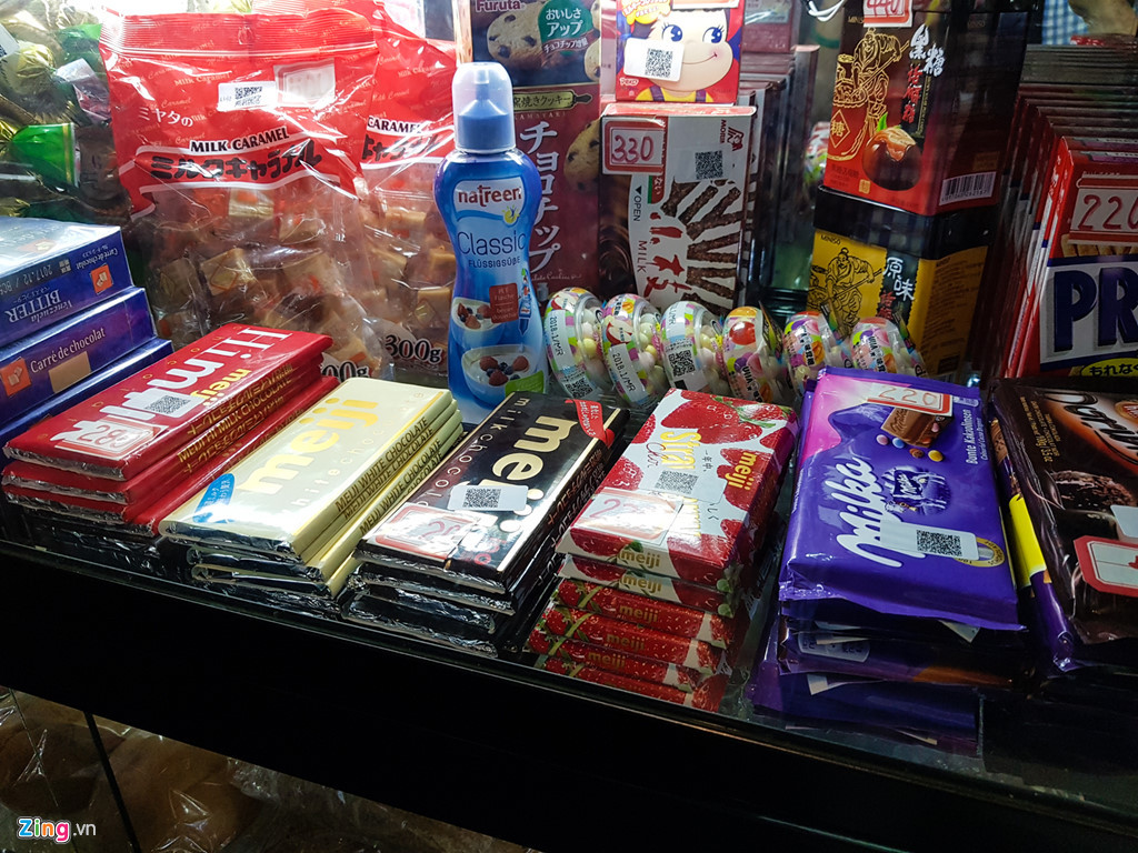 Nhiều mặt hàng bánh kẹo, chocolate thương hiệu Nhật Bản cũng xuất hiện tại đây.