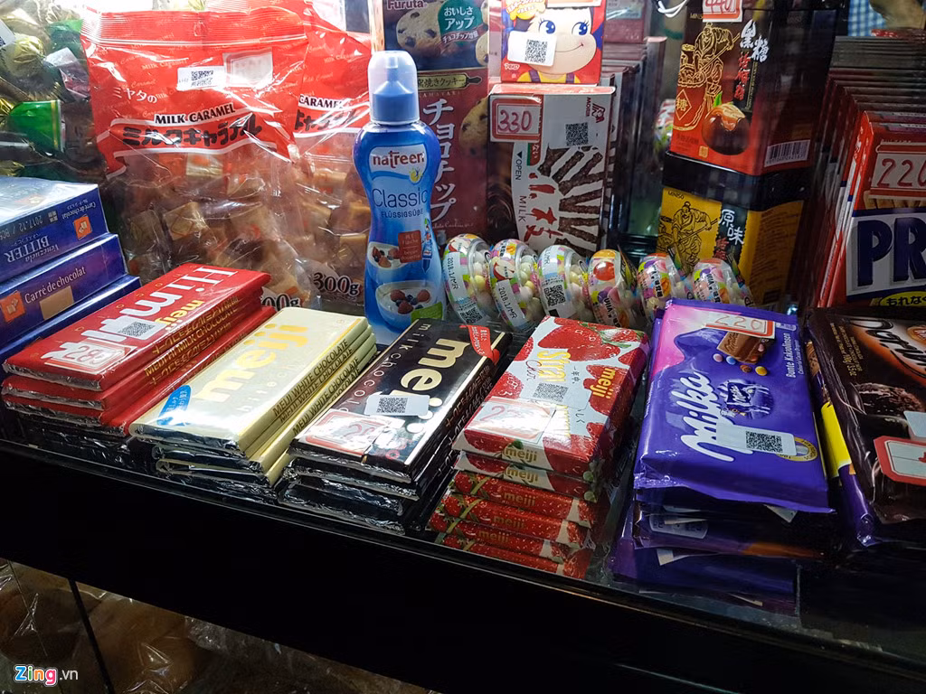 Nhiều mặt hàng bánh kẹo, chocolate thương hiệu Nhật Bản cũng xuất hiện tại đây.