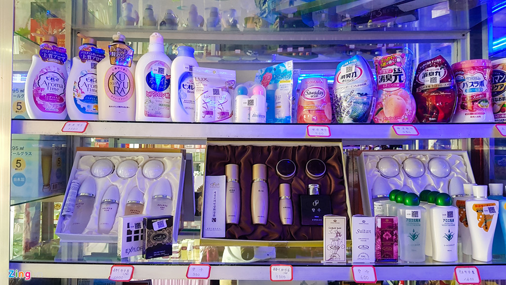 Những mặt hàng mỹ phẩm cũng không thiếu, đa phần có nguồn gốc từ Trung Quốc.