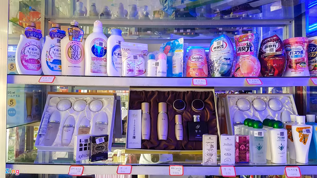 Những mặt hàng mỹ phẩm cũng không thiếu, đa phần có nguồn gốc từ Trung Quốc.